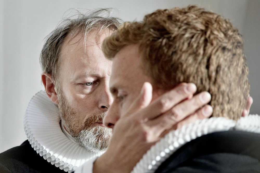 Vater Johannes (Lars Mikkelsen) und sein Sohn August (Morten Hee Andersen) pflegen ein schwieriges Verhältnis