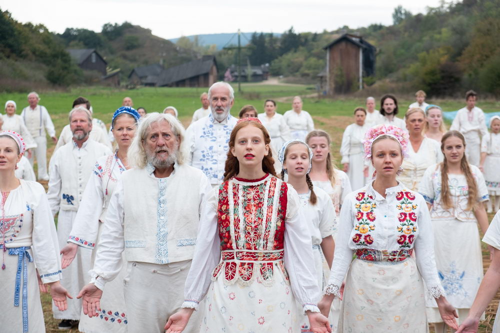 Abgeschiedener Ort und große Nähe zur Natur umrahmen die archaischen Vorstellungen: „Midsommar“ (© Weltkino)