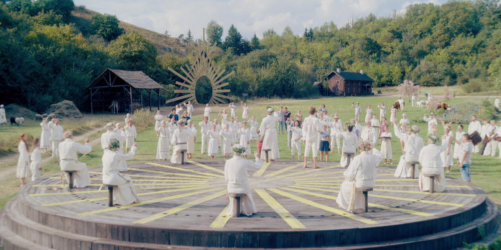 „Midsommar“ ist ein Sommer-Horrorfilm in der „The Wicker Man“-Tradition (© Weltkino)