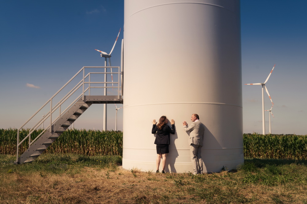 „Unterleuten“ verflicht die Reaktionen auf einen geplanten Windpark in einem Dorf (© ZDF)