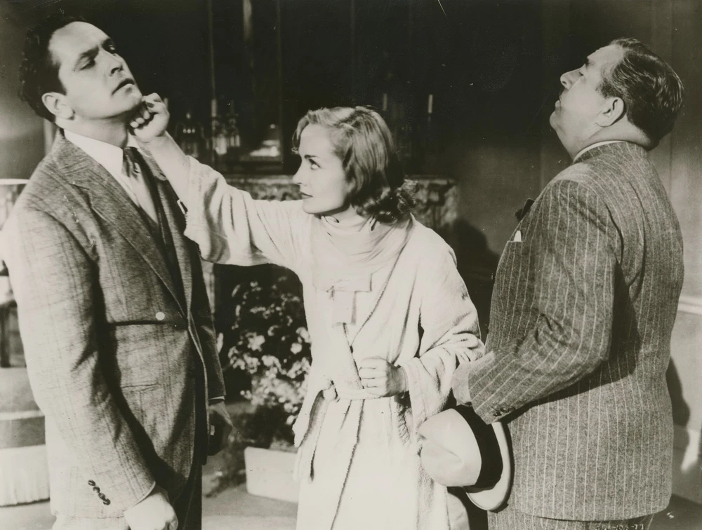 Schlagfertig: Carole Lombard (mit Fredric March und Walter Connolly) in „Nothing Sacred“ (© IMAGO / Everett Collection)