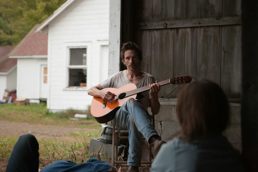 In „Martha Marcy May Marlene“ verbirgt sich hinter dem freundlichen Äußeren des Sektenführers Patrick (John Hawkes) ein Tyrann (© Twentieth Century Fox)