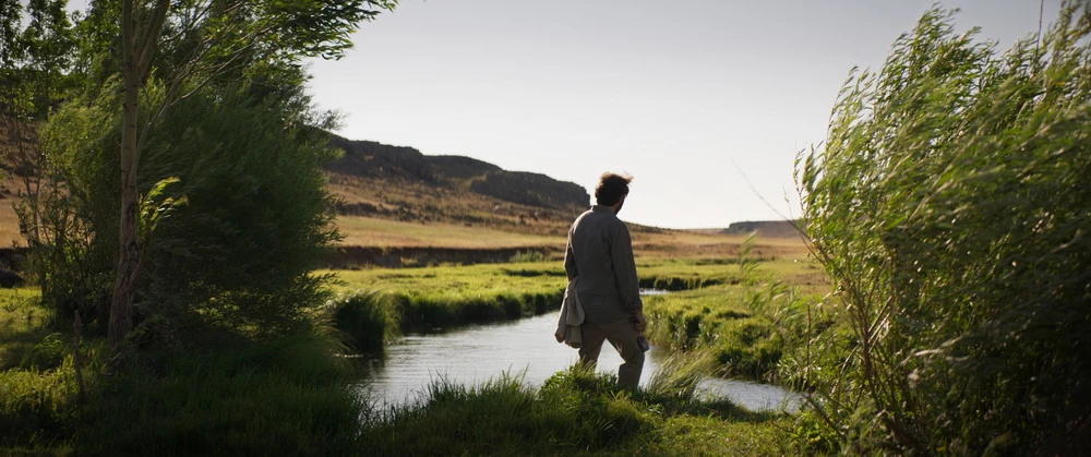 Wiederkehrendes Motiv: Landschaft mit einsamem Mann. Hier in "Auf trockenen Gräsern" (© Nuri Bilge Ceylan/eksystent distribution)