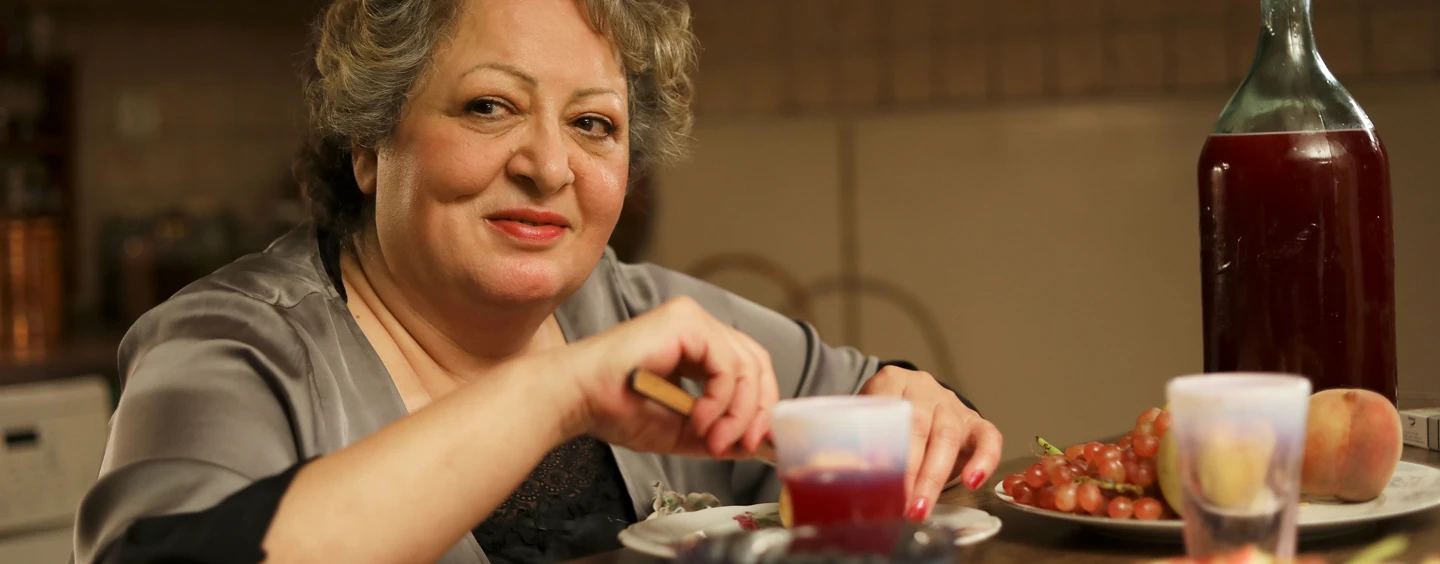 Lili Farhadpour als Witwe auf der Suche nach Liebe in "Ein kleines Stück vom Kuchen" (© Hamid Janipour, Alamode Film)