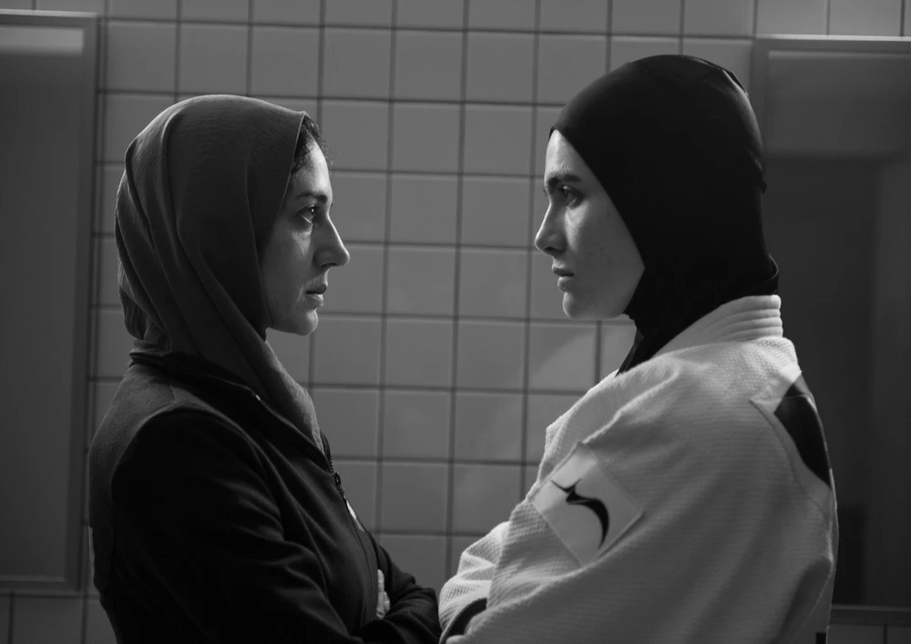 Arienne Mandi (l.), Zar Amir Ebrahimi in "Tatami" (Judo Production)