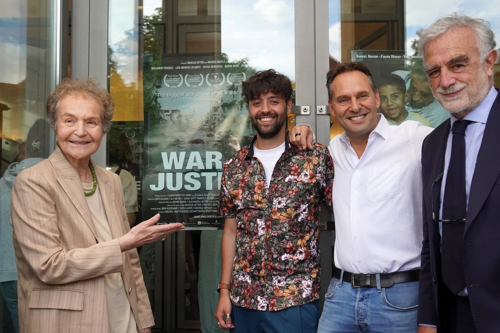 Herta Däubler-Gmelin, Michele Gentile, Marcus Vetter und Luis Moreno Ocampo bei der Premiere von "War and Justice" (imago/Gonschoir)