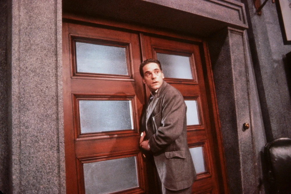 Jeremy Irons in Steven Soderberghs Fantasie „Kafka“ (© IMAGO / Ronald Grant)