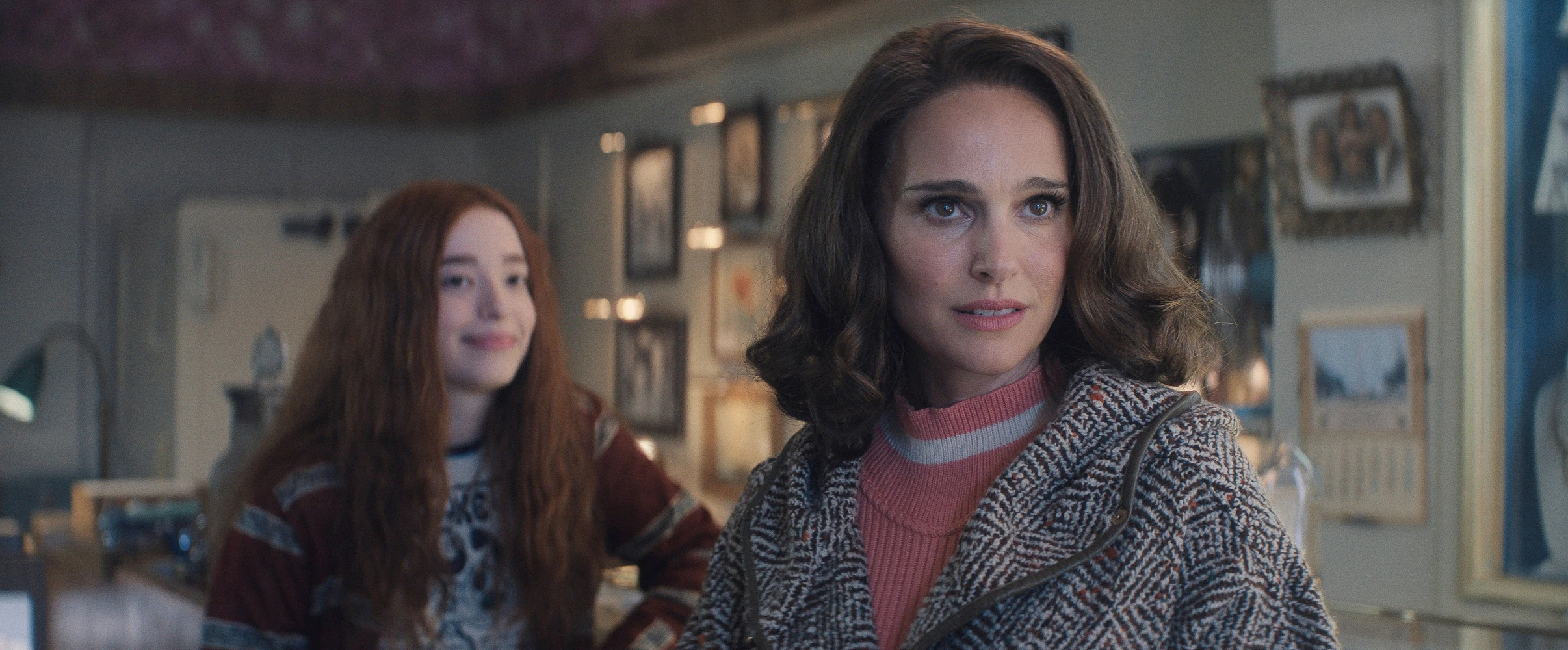 Natalie Portman als Midcentury-Hausfrau mit journalistischem ehrgeiz: "Lady in the Lake" (© Apple Studios)