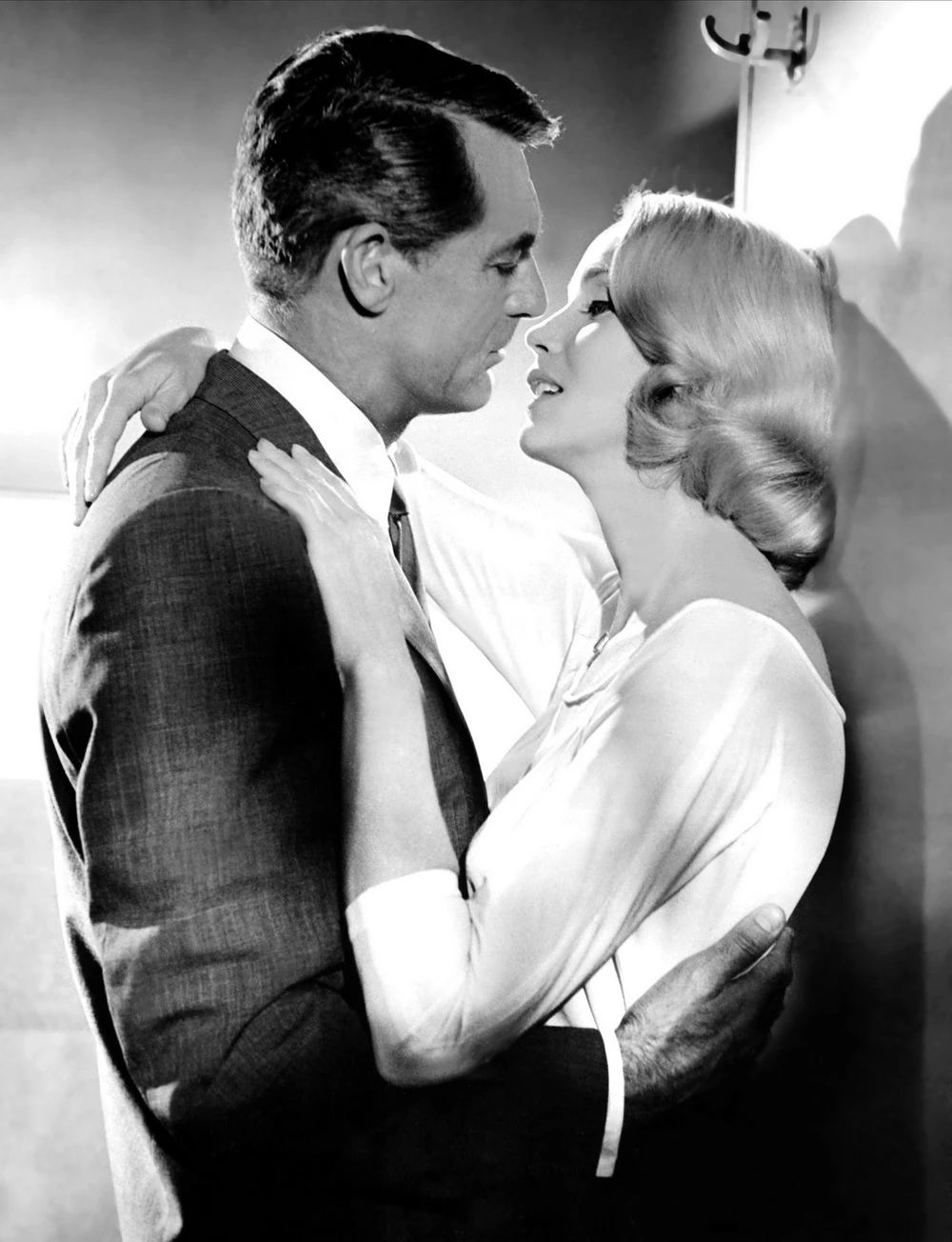 Ihre wohl ikonischste Rolle: mit Cary Grant in "Der unsichtbare Dritte" (© IMAGO / Allstar)