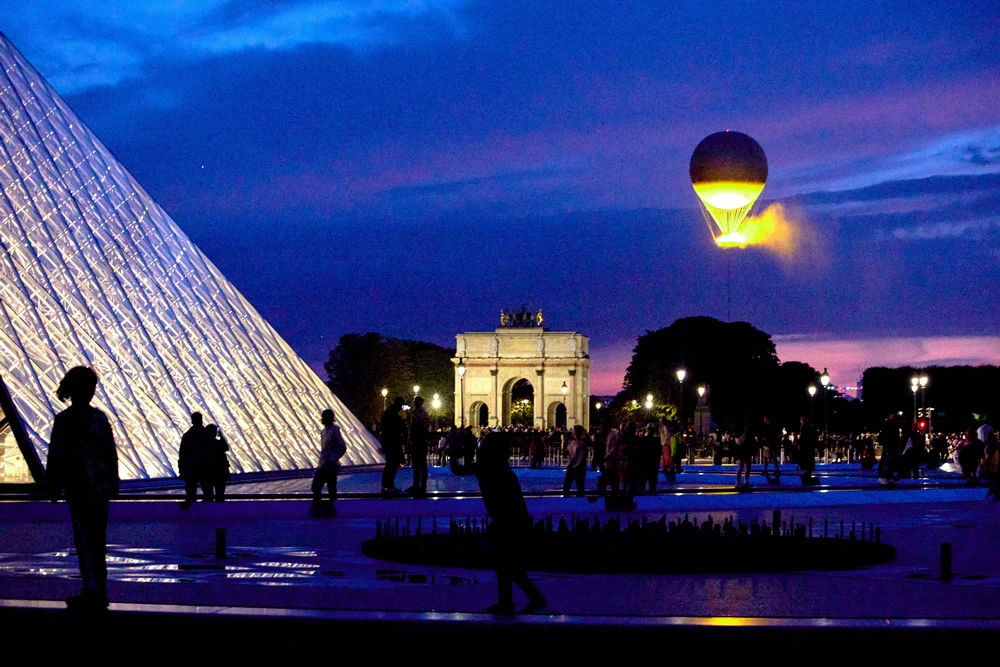 Das olympische Feuer über Paris (imago/NurPhoto)