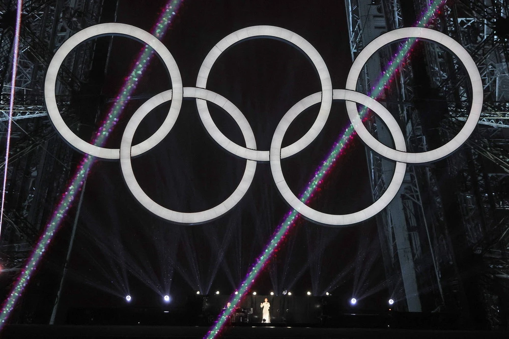 Celine Dion singt "" auf dem Eiffel-Turm (imago/Rene Schulz)