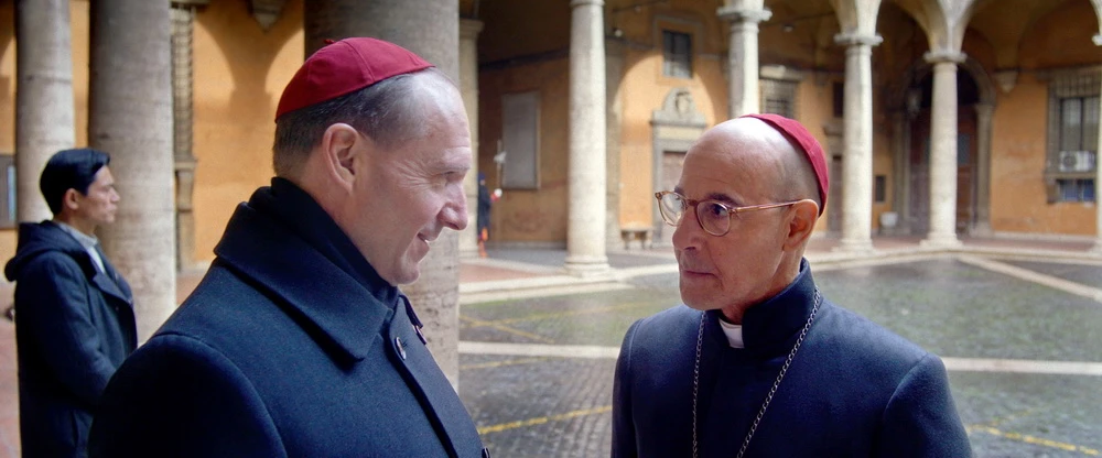 Ralph Fiennes (l.) und Stanley Tucci in "Konklave" (Leonine)