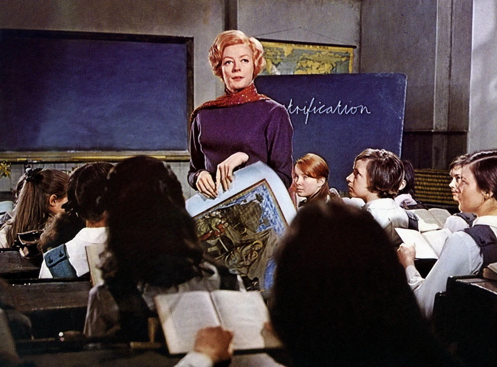 Maggie Smith als Lehrerin mit unkonventionellen Ideen in „Die besten Jahre der Miss Jean Brodie“ (© IMAGO / Allstar)