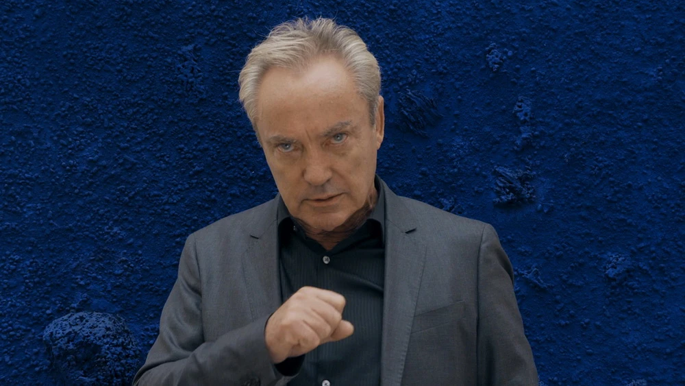 Udo Kier im Dokumentarfilm „Arteholic“, der ihn als Kunstliebhaber würdigt (© Camino)