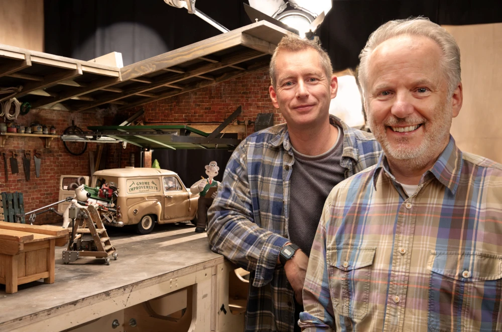 Nick Park (r.) mit Co-Regisseur Merlin Crossingham beim Dreh von „Wallace & Gromit: Vergeltung mit Flügeln“ (© Aardman Animations/Netflix)