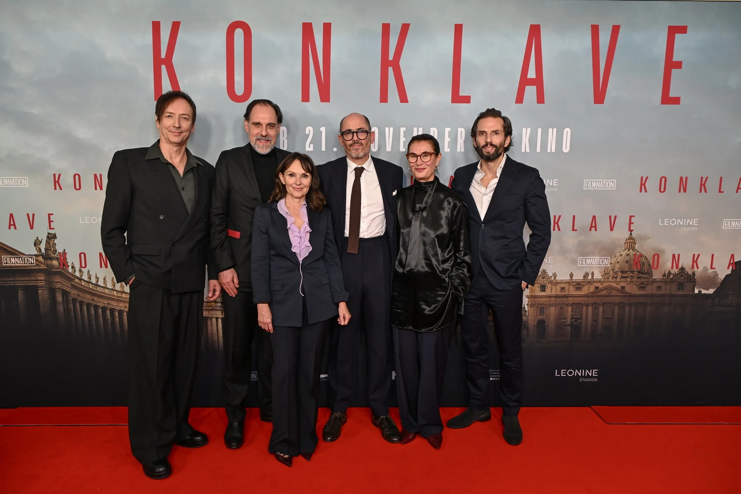 Edward Berger (Mitte) & Crew bei der "Konklave"-Premiere in Berlin (© Leonine Studios /O.Walterscheid)