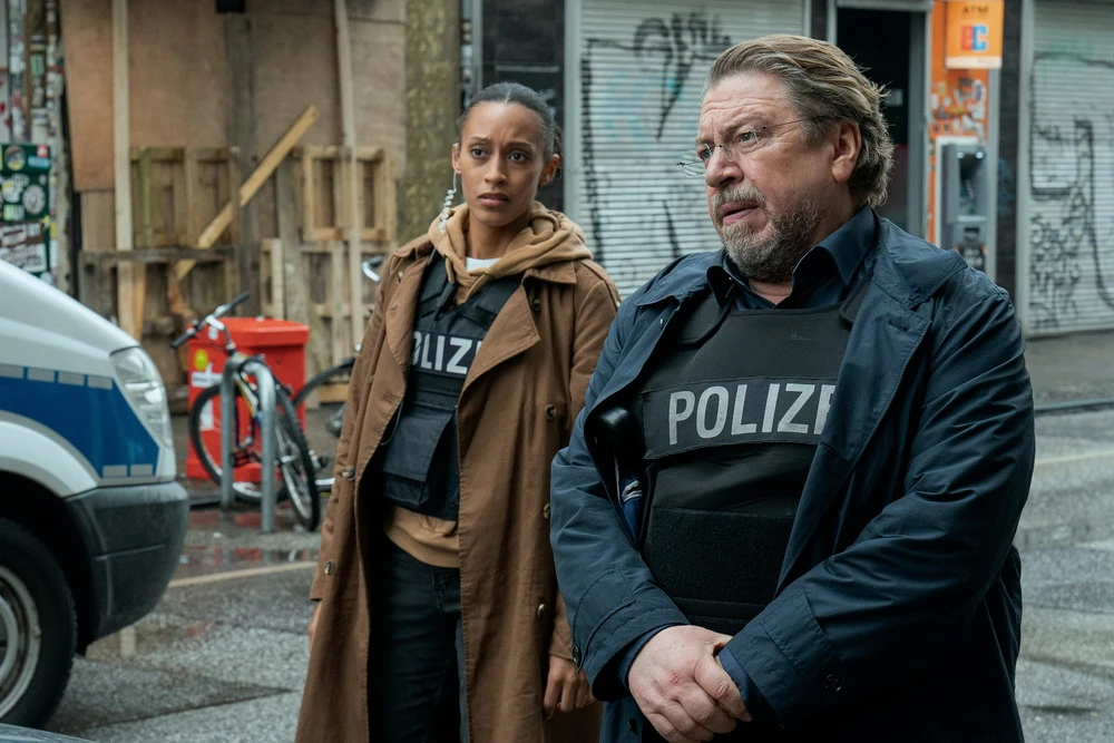 Rohde mit Sabrina Ceesay in "Nachtschicht - Die Ruhe vor dem Sturm" (© ZDF/Marion von der Mehden)