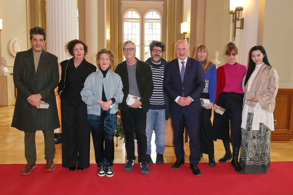 Die Internationale Jury mit Tricia Tuttle mit Bürgermeister Kai Wegener im Rathaus (imago/Peter Lüdermann)