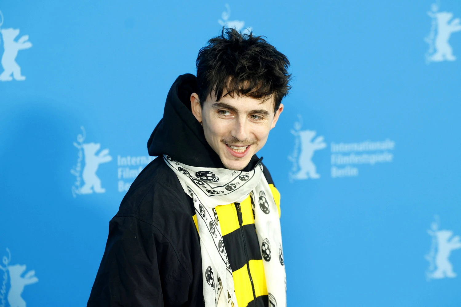 Chalamets aktueller Look bei der Berlinale-Premiere von "Like a Complete Unknown": Mit Schnurrbart (https://www.filmdienst.de/bild/filmdb/330912)